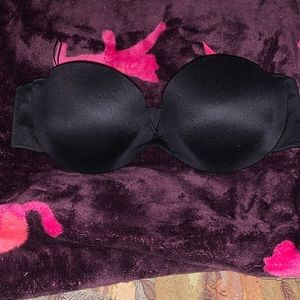 Black strapless bra
